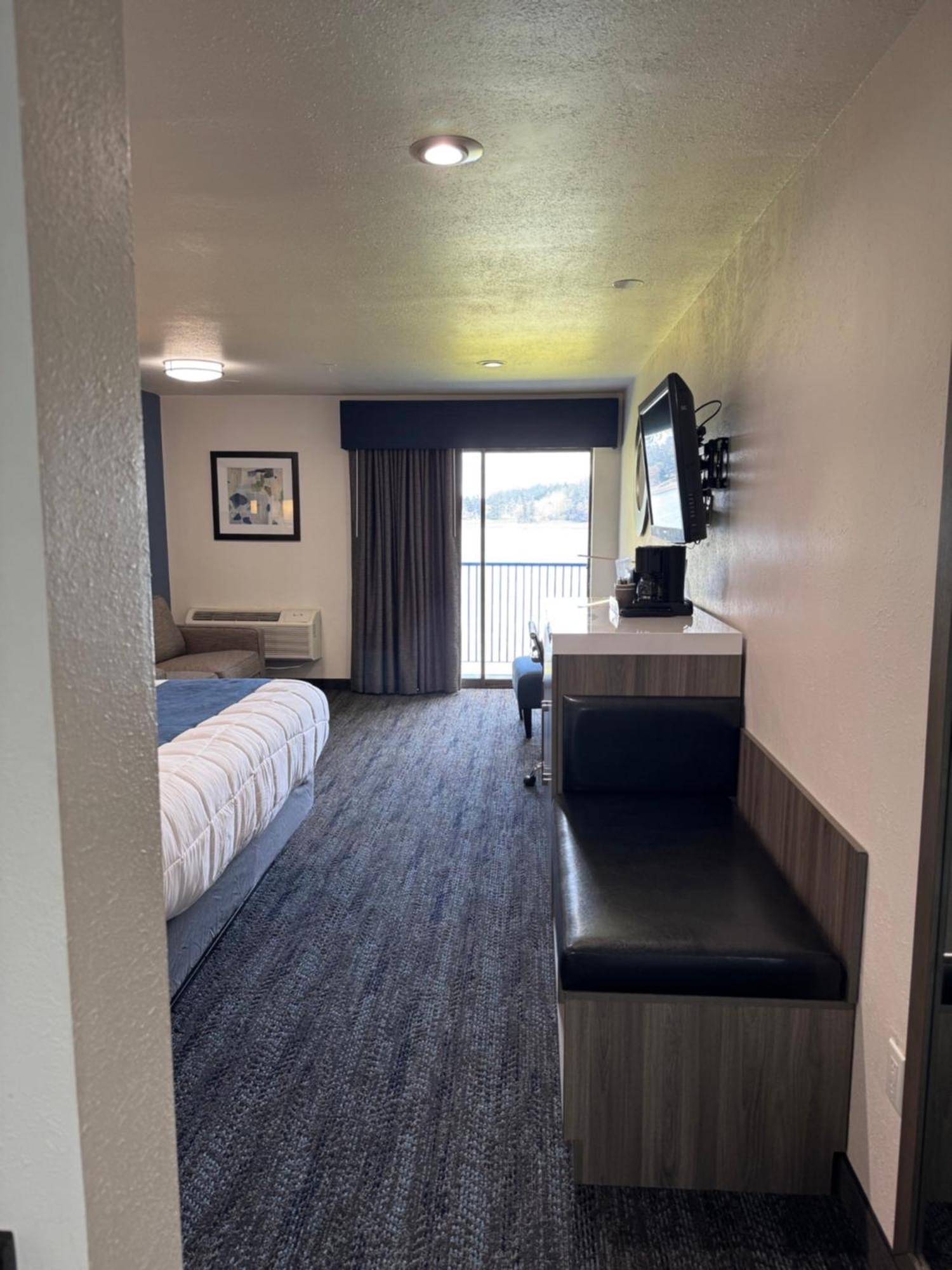 Oyster Bay Inn & Suites Bremerton Exterior photo